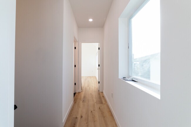 Building Photo - 4369 Rosewood Ave