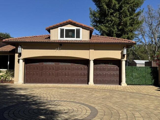 Building Photo - 13605 Surrey Ln