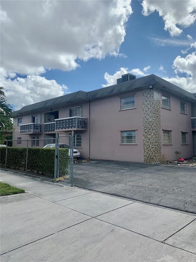 Building Photo - 1250 W 26th Pl