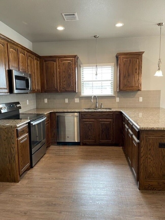 Building Photo - 4/2 - PETS WELCOME - WATER and LAWN includ...