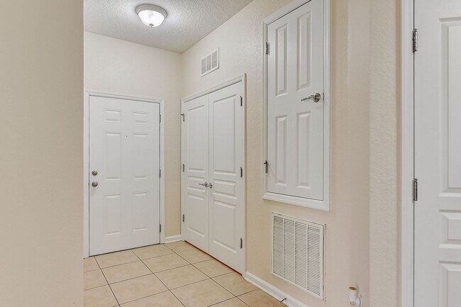 Building Photo - Beautifully Maintained 3-Bedroom, 2-Bathro...