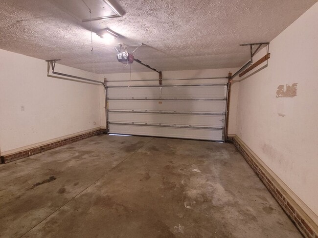 Building Photo - LVP floors, Large Yard!  3 BRM, 2 BHs, Double Garage!