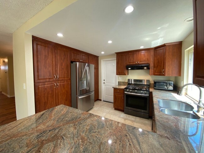Building Photo - 3 Bedroom Home - Centrally Located with So...