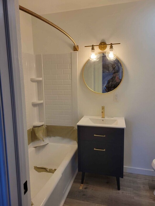 Building Photo - 409 4th St NE