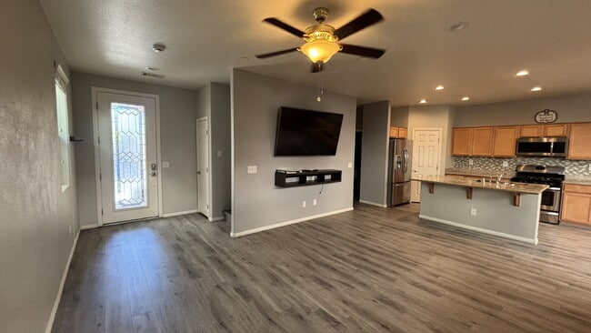 Building Photo - 4 Bed, 3 Bath