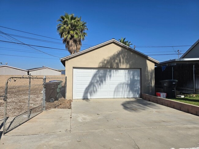 Building Photo - Charming Single Story Home