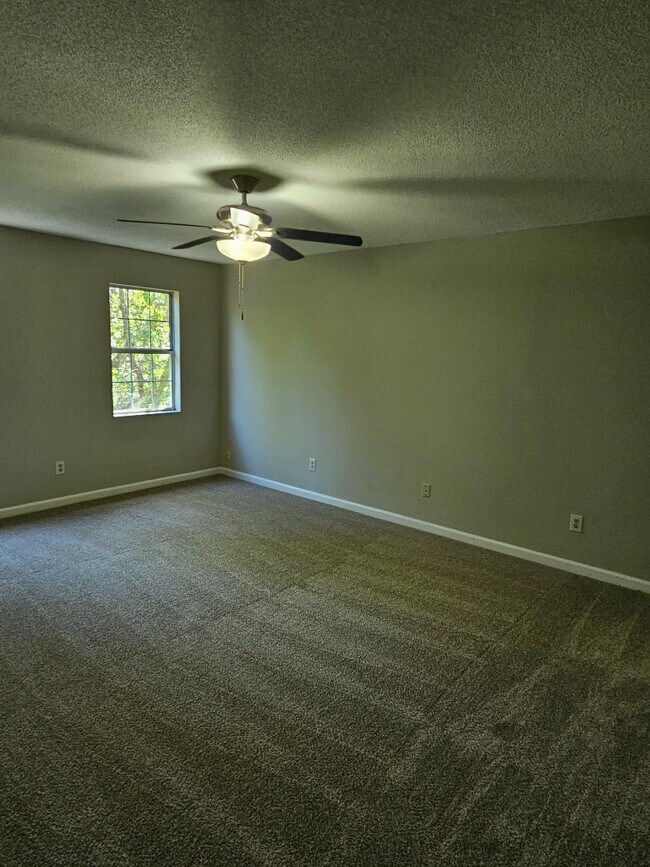 Building Photo - 119 Maple Creek Dr