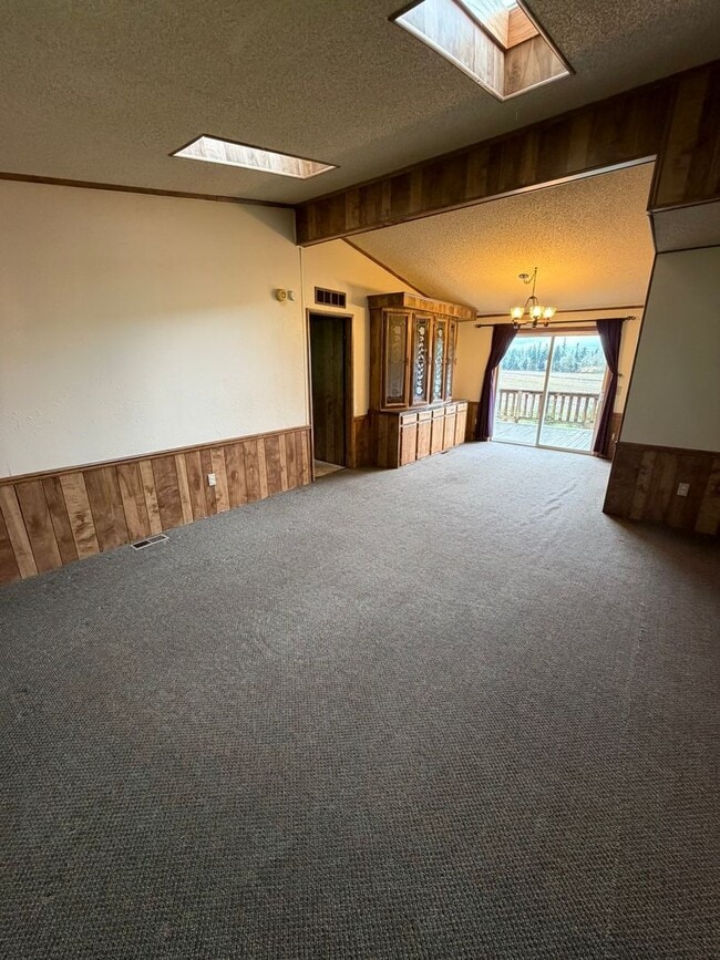 Building Photo - 3 Bedroom with a View!