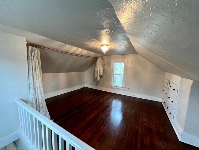 Building Photo - Phinney Ridge Cottage