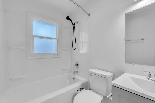 Building Photo - Updated 2-Bedroom 1-Bathroom Duplex in Spa...