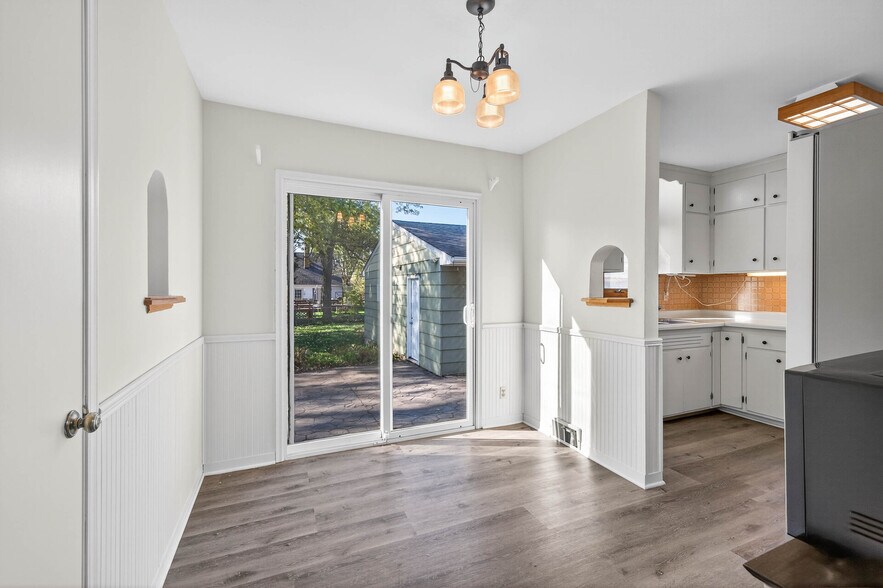 Building Photo - 1049 Sterling St N