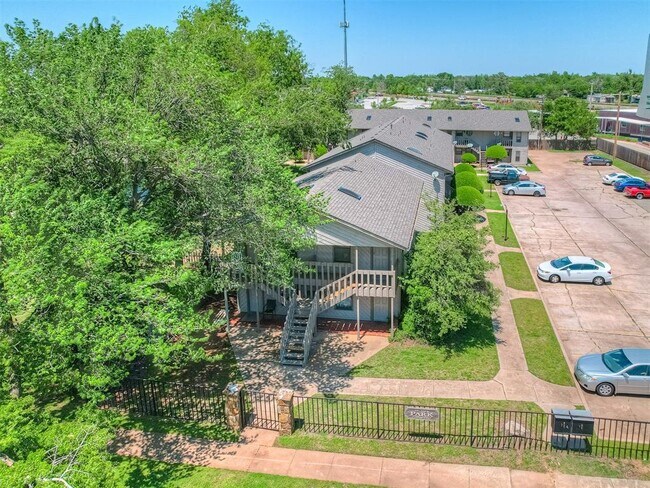 Building Photo - 131 W Acres St