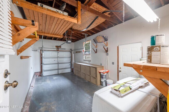 Building Photo - 4343 Pinewood Ave