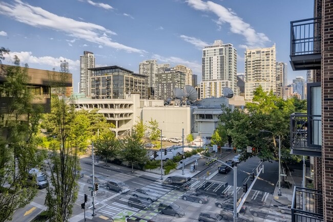 Building Photo - Gorgeous 2 Bed Unit @ The Gallery - Belltown Living at its Finest!