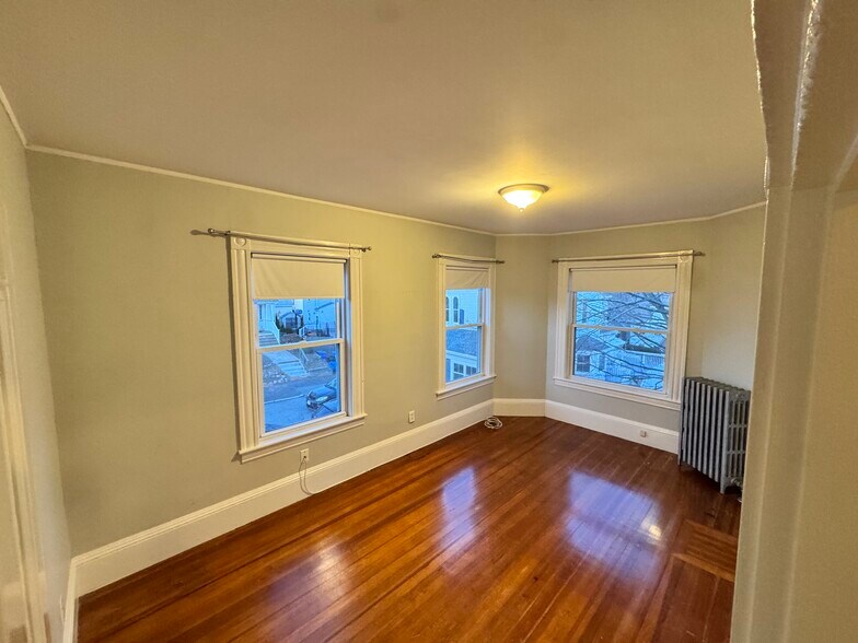 Building Photo - 10 Crescent Hl