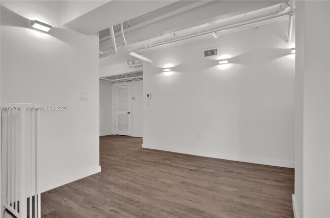 Building Photo - 4332 Collins Ave