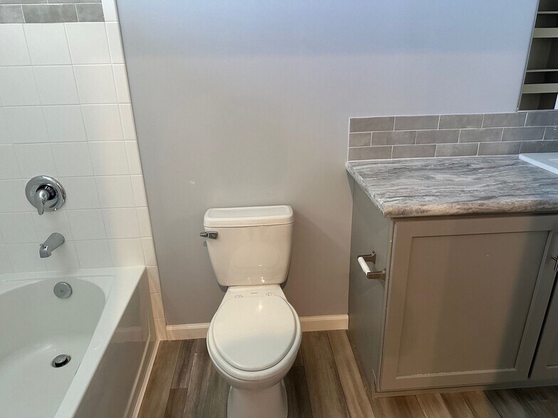 Building Photo - 15591 Charmwood Dr