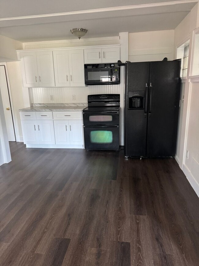 Building Photo - One Bedroom Lower Apartment