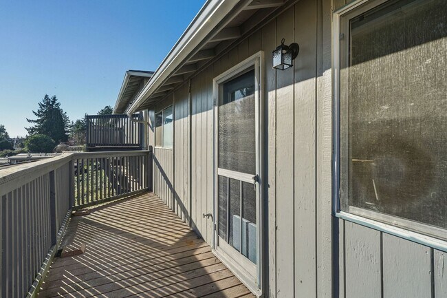 Building Photo - Newly Renovated 2 Bedroom in Wedgewood!