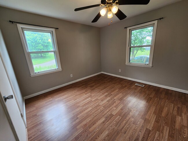 Building Photo - AMAZING 1 Level Columbia, TN Charmer!