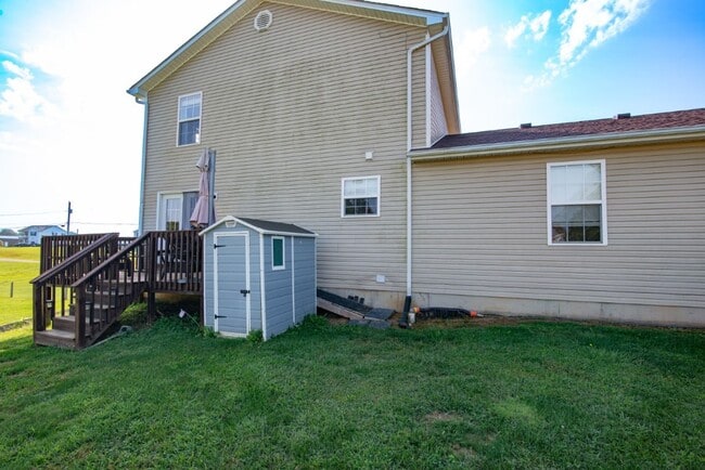 Building Photo - 650 Farmington Dr
