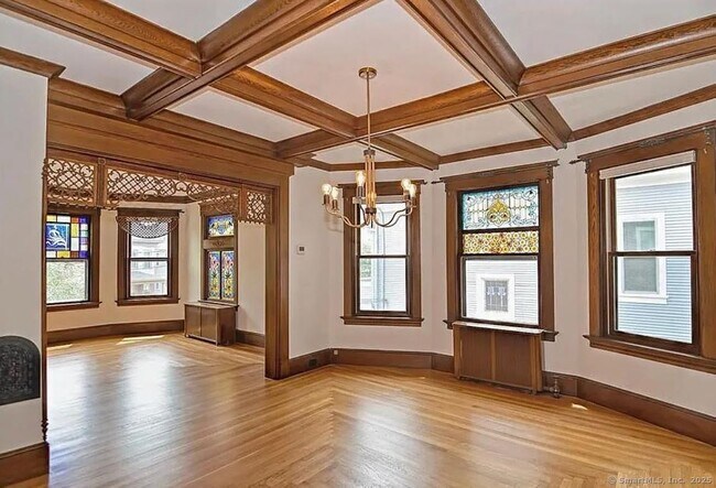 Primary Photo - 52 Pendleton St