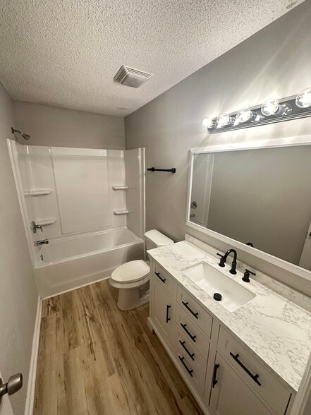Full bathroom for 2nd and 3rd bedrooms - 910 Dolphin Ct