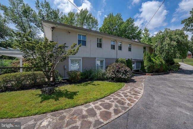 Building Photo - 327 Strathmore Rd