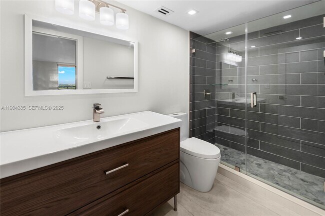 Building Photo - 2555 Collins Ave