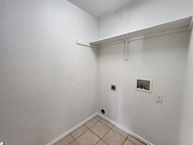 Building Photo - Roomy 3 Bedroom Duplex In South Fort Worth
