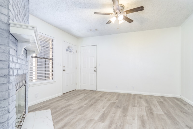 Building Photo - 3 Amanda