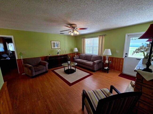 Building Photo - 102 S Claire Dr