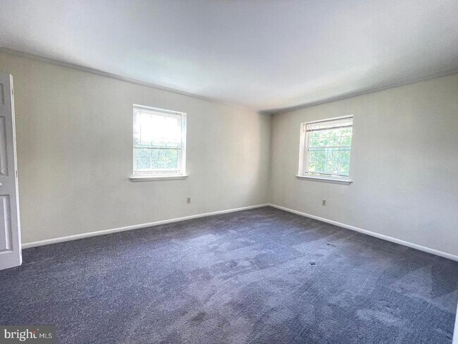 Building Photo - 3017 Valley Dr