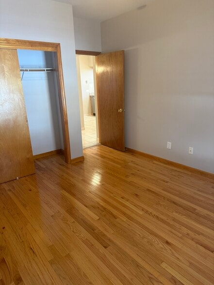 Queen -Size Bedroom - 67 Humboldt St