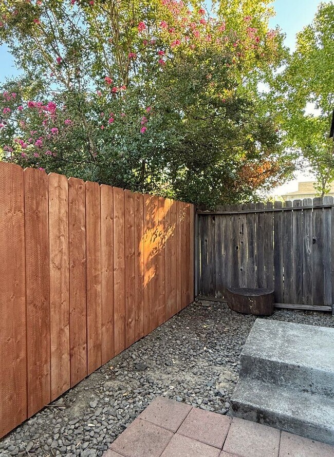 Building Photo - 880 S Orchard Ave