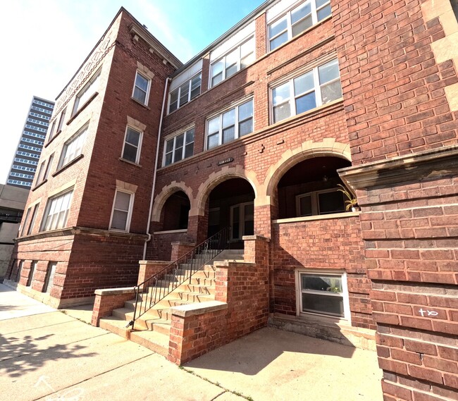 Building Photo - 1112 W Ardmore Ave