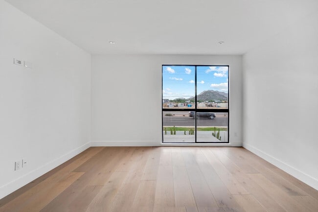 Building Photo - 6814 N 72nd Pl