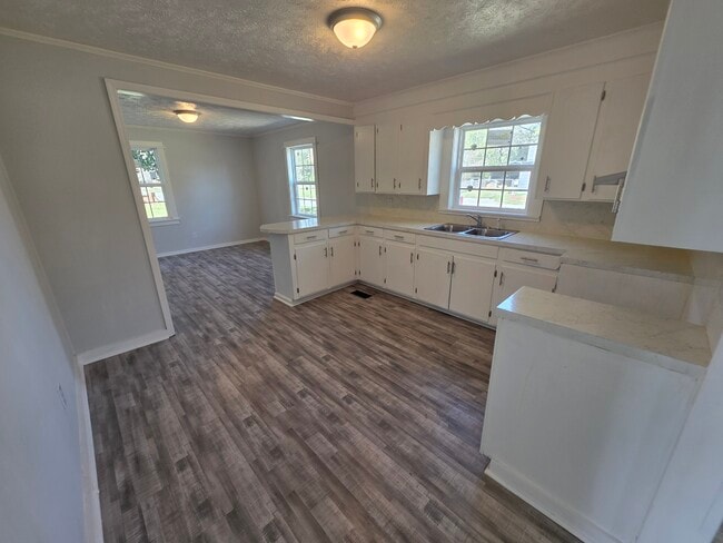 Building Photo - 1001 James St