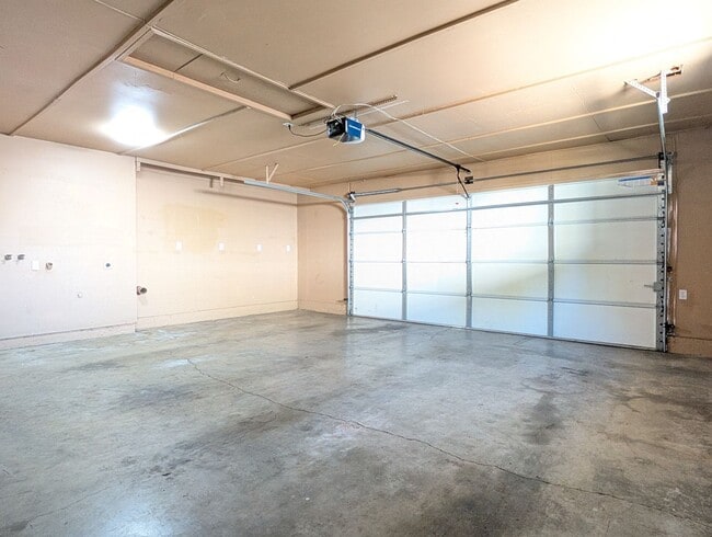 Building Photo - Nice 4-Bedroom, 2-Bath Home Located In Wes...