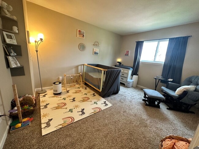 Building Photo - 4 BED 2 BATH HOME CLOSE TO PETERSON AFB & SCHRIEVER AFB!