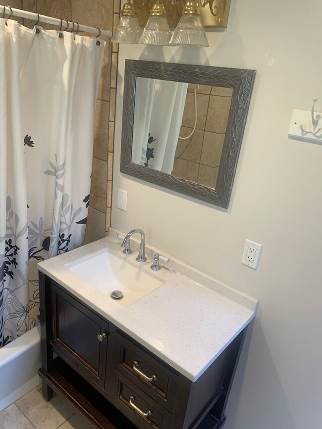 Building Photo - Adorable Studio in established neighborhood
