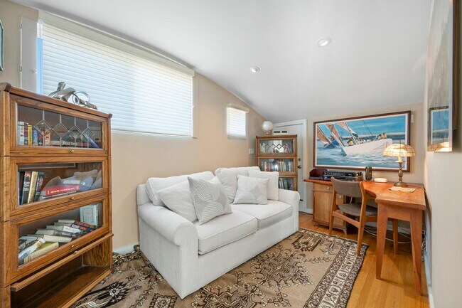 Building Photo - 2552 Hyde St