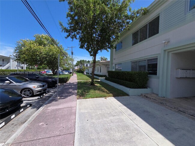 Building Photo - 2250 Bay Dr