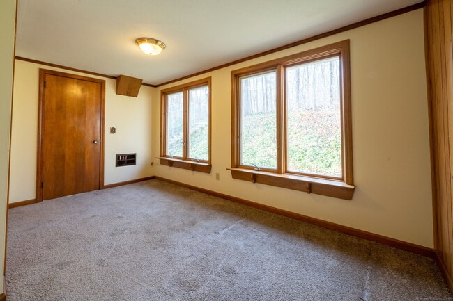 Building Photo - 10 Woodland Ter 1