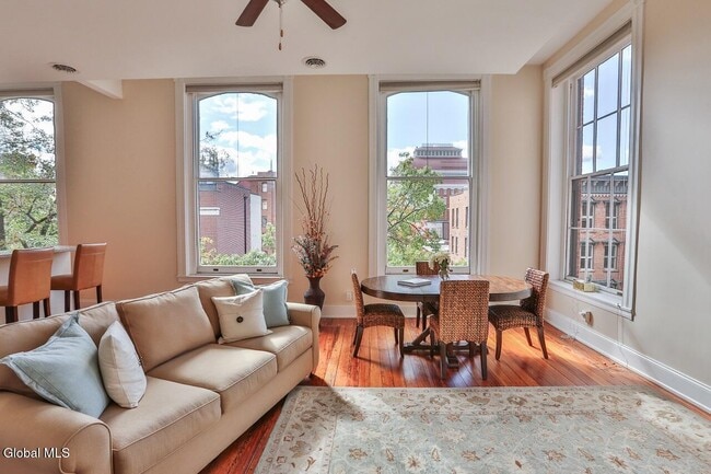 Building Photo - 256 Broadway