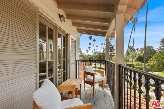 Building Photo - 864 Wellesley Ave