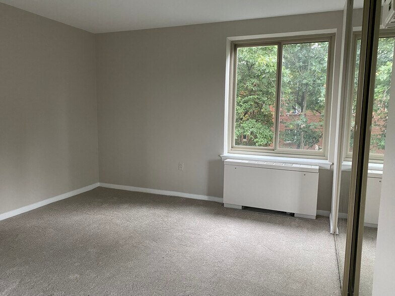 Second bedroom with large closet - 3000 Spout Run Pky