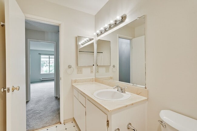 Building Photo - Top Floor Unit - Balcony - Elevator Access - Community Pool & Tennis Court