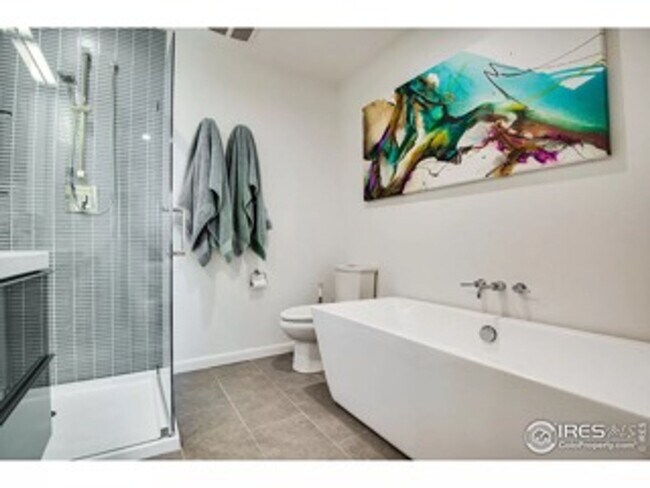 Building Photo - Recently Renovated and Updated 5 BR Townho...