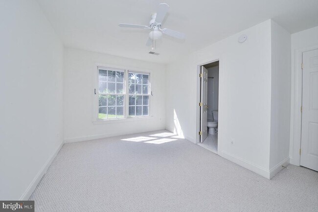 Building Photo - 855 Charwhit Ct